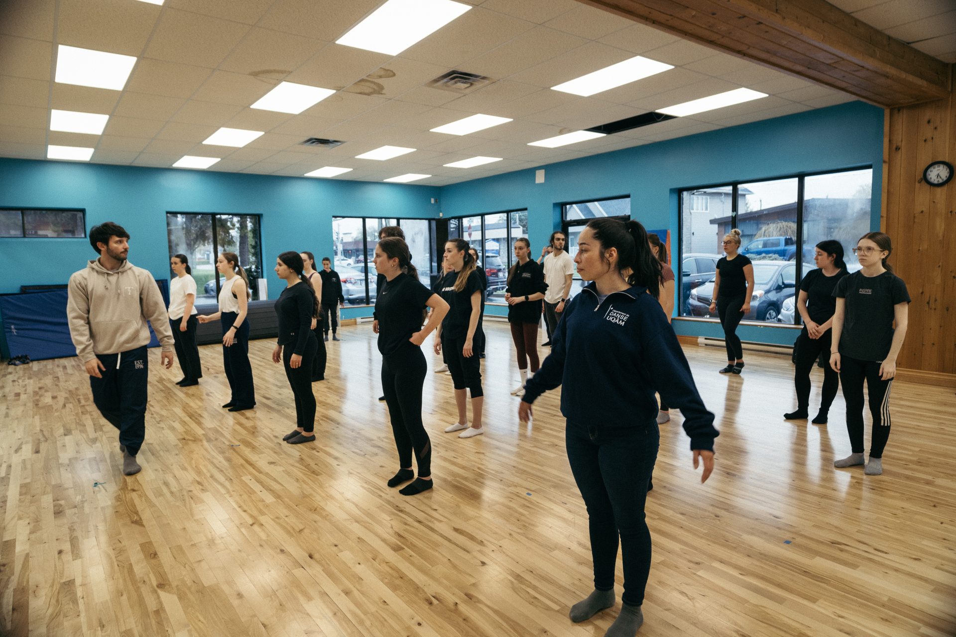 Des élèves en danse de la région de Terrebonne qui pratiquent une chorégraphie avec le duo d’interprètes et chorégraphes Janie Richard et Márcio Vinícius Paulino Silveira.